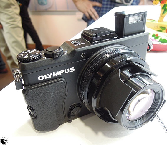 オリンパス イメージングの高級デジタルカメラ「STYLUS XZ-2」を