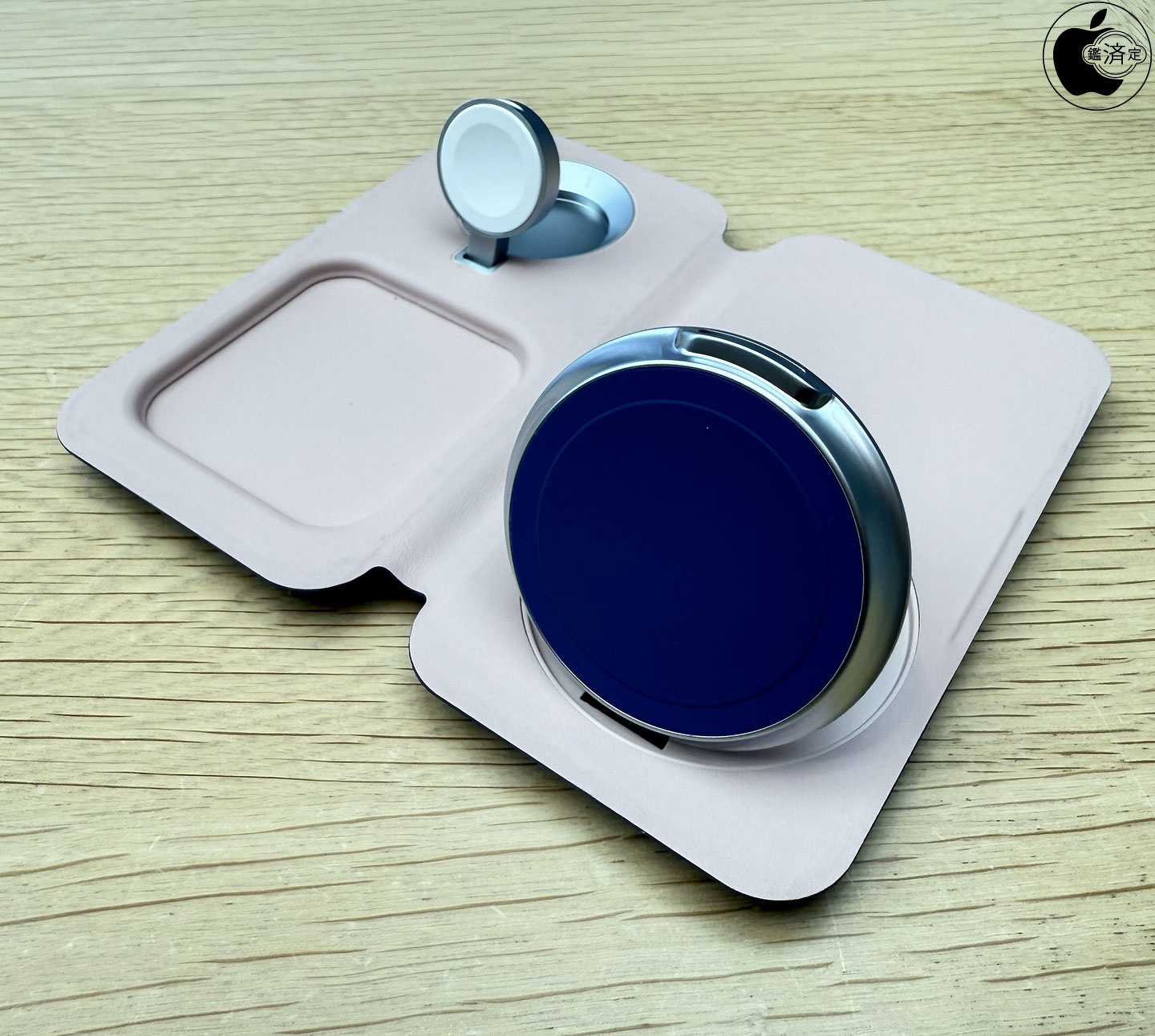 Apple Store、NimbleのQi2対応3-in-1 ワイヤレス充電器「Nimble Fold 3