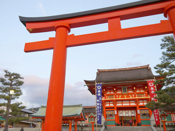 稲荷】神社ガイドと伏見稲荷お山めぐり、聖地・稲荷山の神秘:～千本