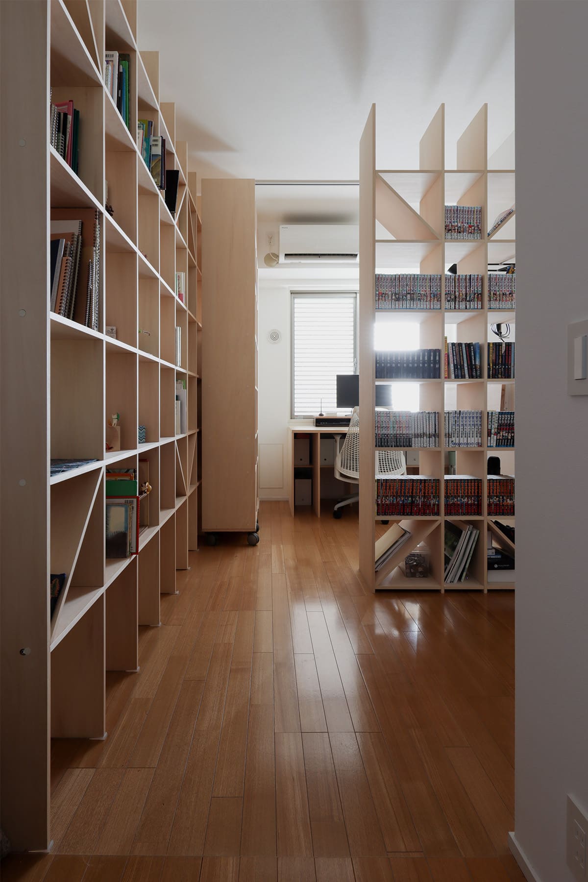 動く書斎 – Shelf 壁一面の本棚 奥行350mm – マルゲリータお客様事例