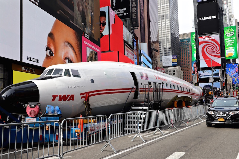タイムズスクエアにTWA伝説の旅客機コニー着陸 - Mashup Reporter