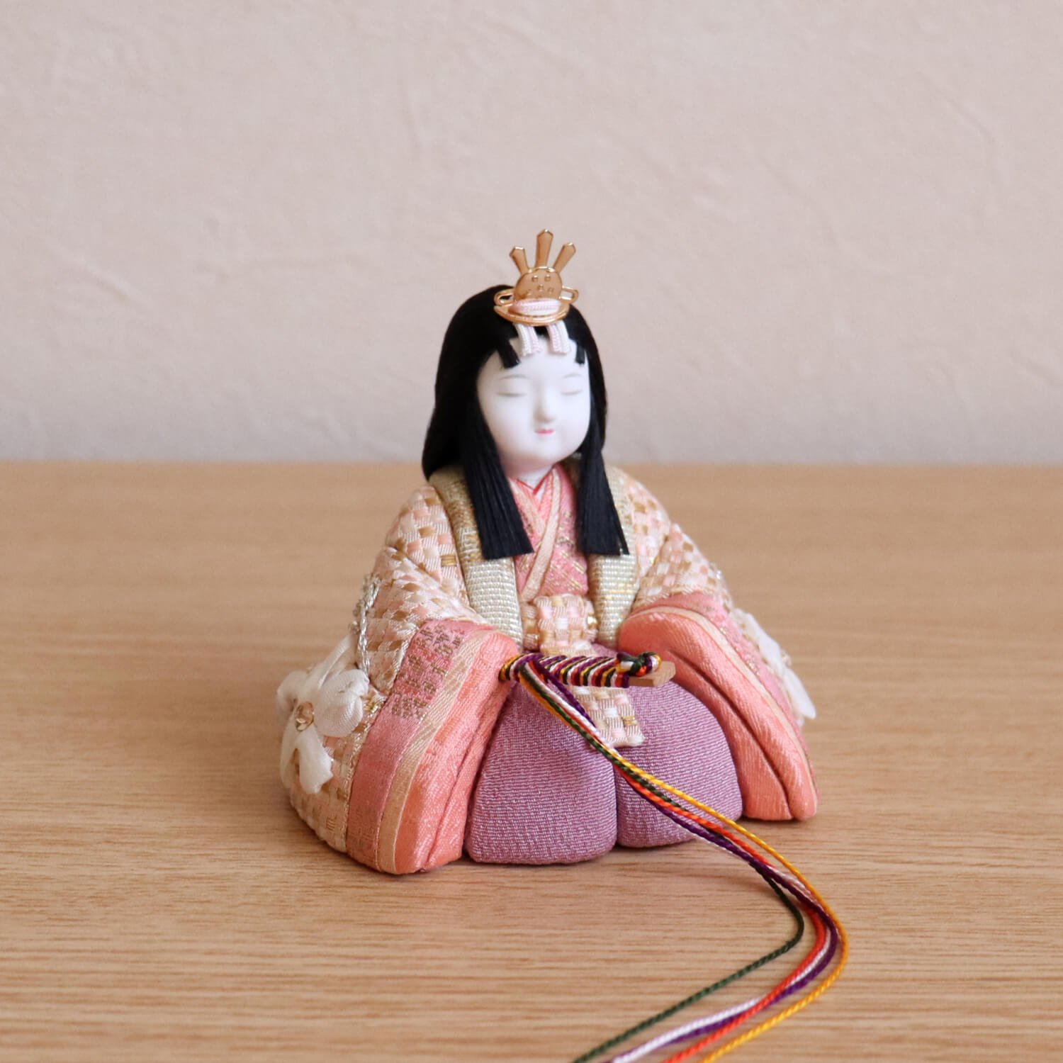 三世・金林真多呂作 正絹 本手刺繍 若葉雛 伝統的工芸品 国産杉製月飾