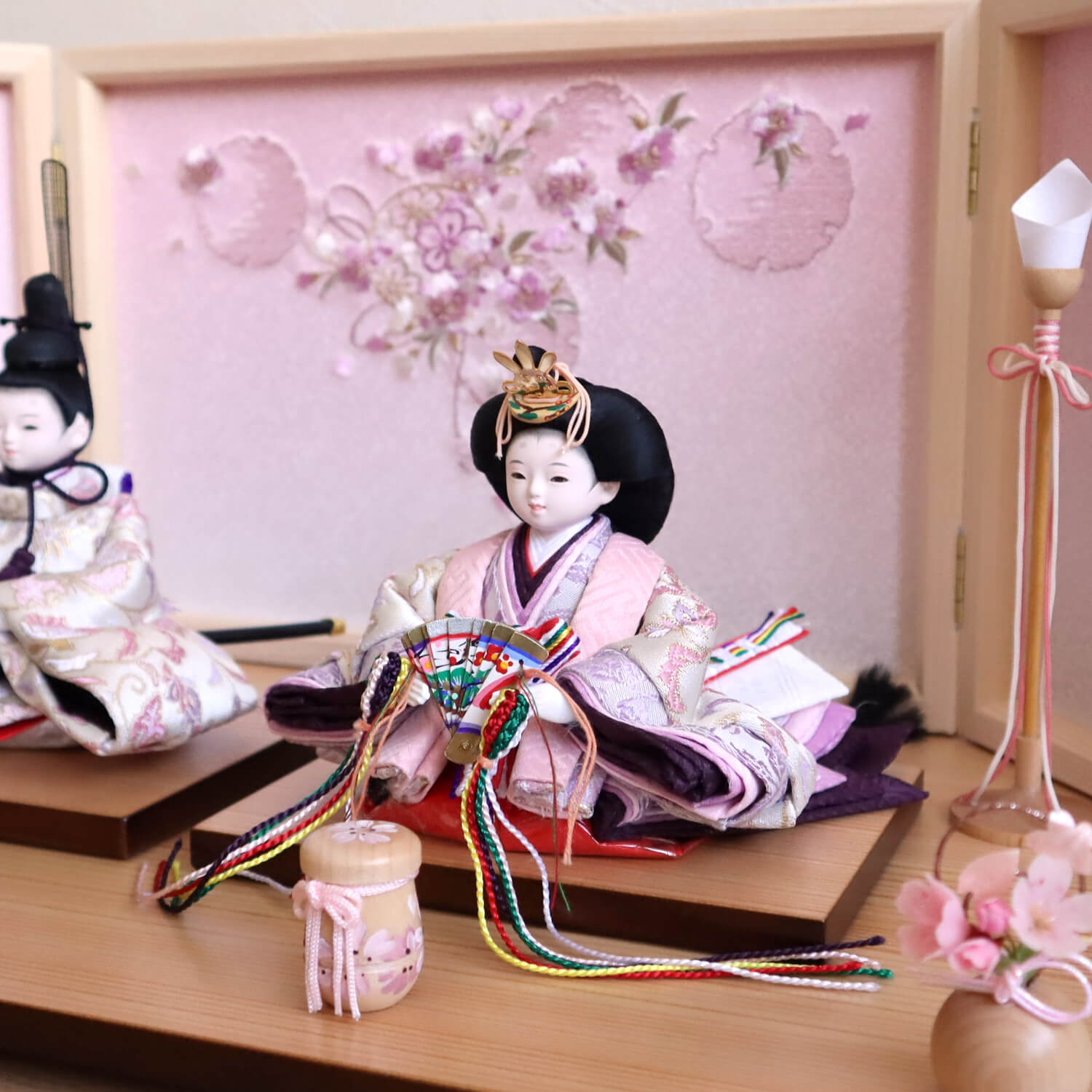 華峰作 柳親王 正絹西陣織 唐花クリーム ヒノキ枠屏風 本刺繍「ピンク