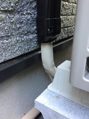 エアコンの室外化粧カバー（配管カバー）にエンドカバーの取り付けが