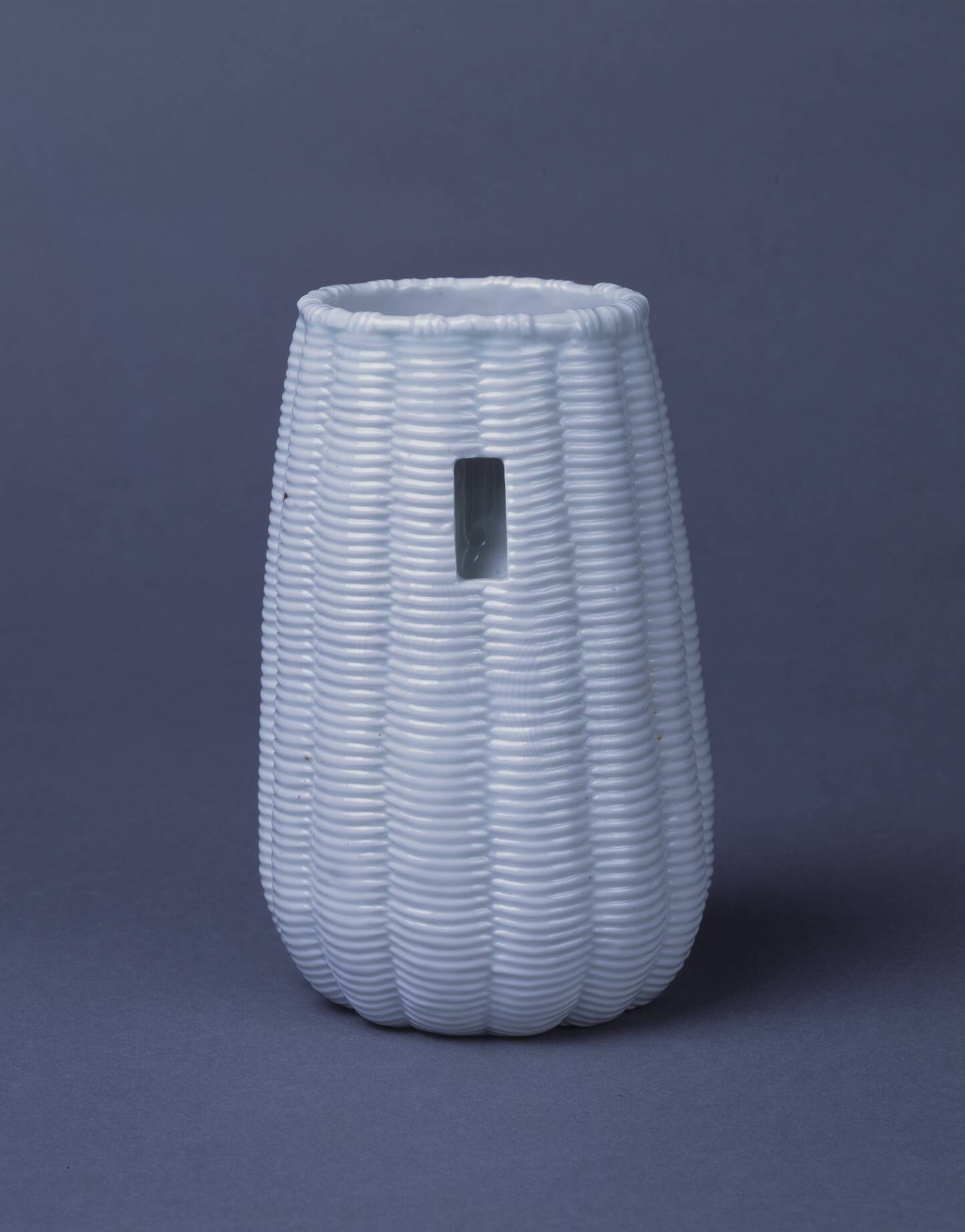 白磁籠目薔薇貼付壺（掛花入） – 兵庫陶芸美術館 収蔵品データベース