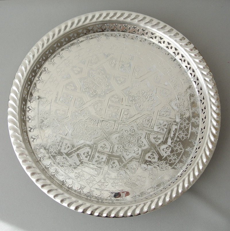 脚付きメタルトレー｜彫り模様・シルバー（合金製）φ27cm お盆 プレート