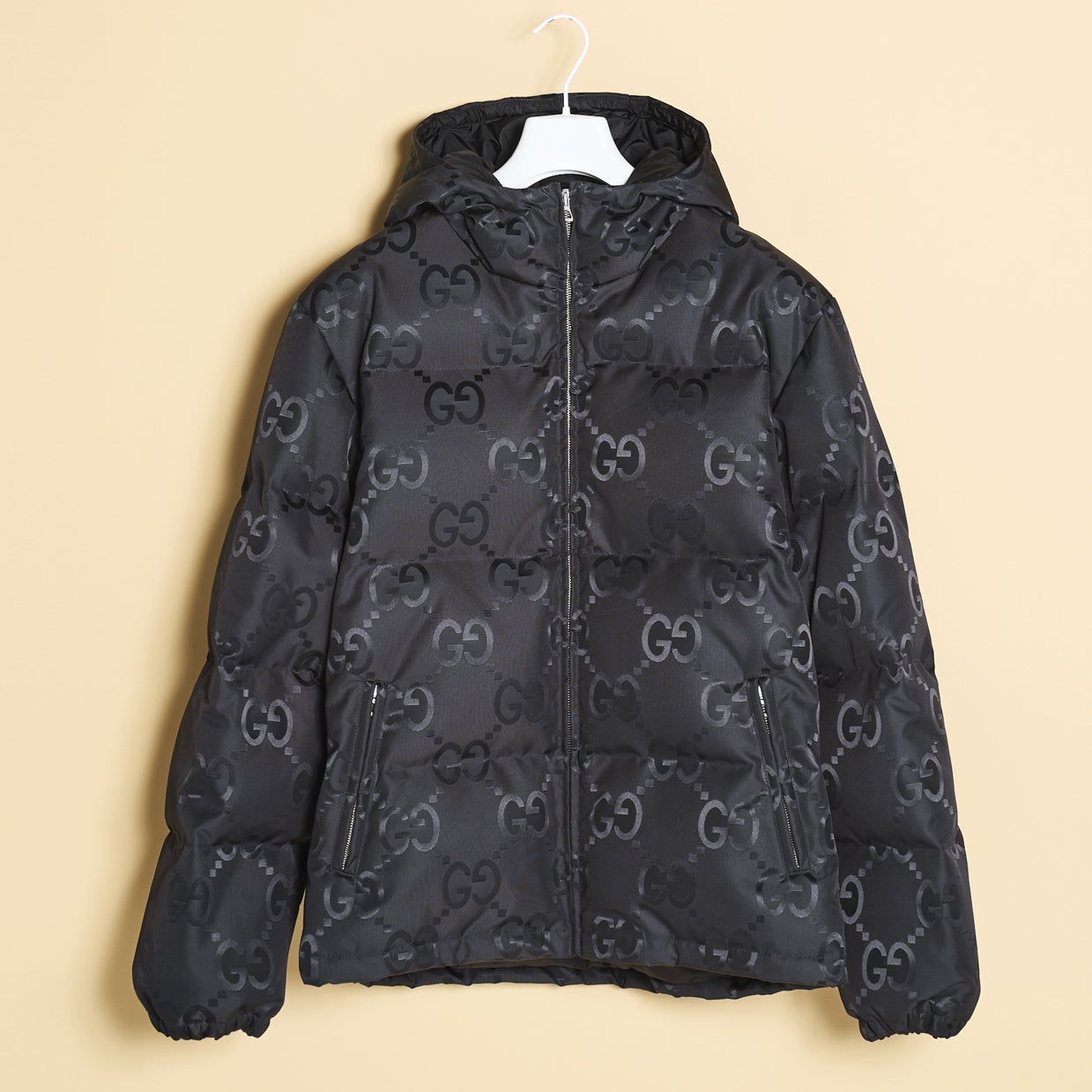 グッチ」で買うべき黒ダウンを厳選。タイムレスに着られる新生GUCCIの