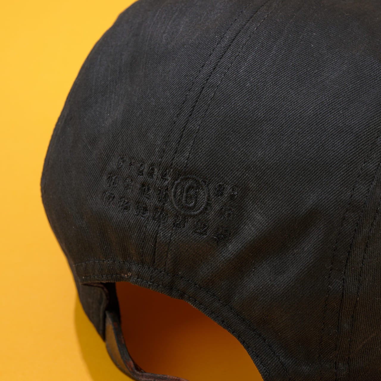 シュプリーム」と「メゾン マルジェラ」のコラボな黒キャップ