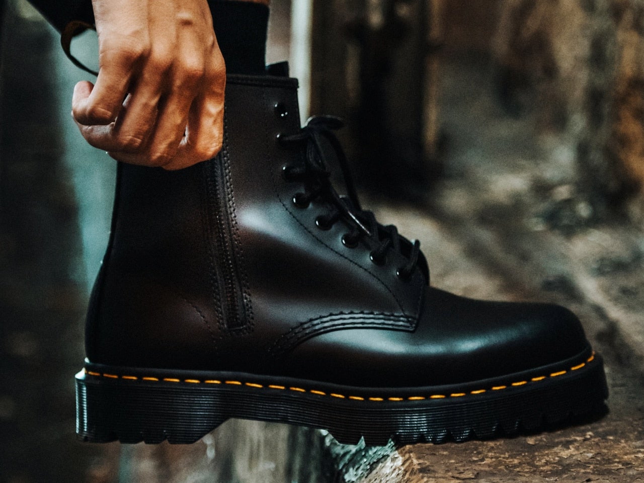 ドクターマーチン」の最新ブーツはサイドジップ搭載で脱ぎ履きがラクに