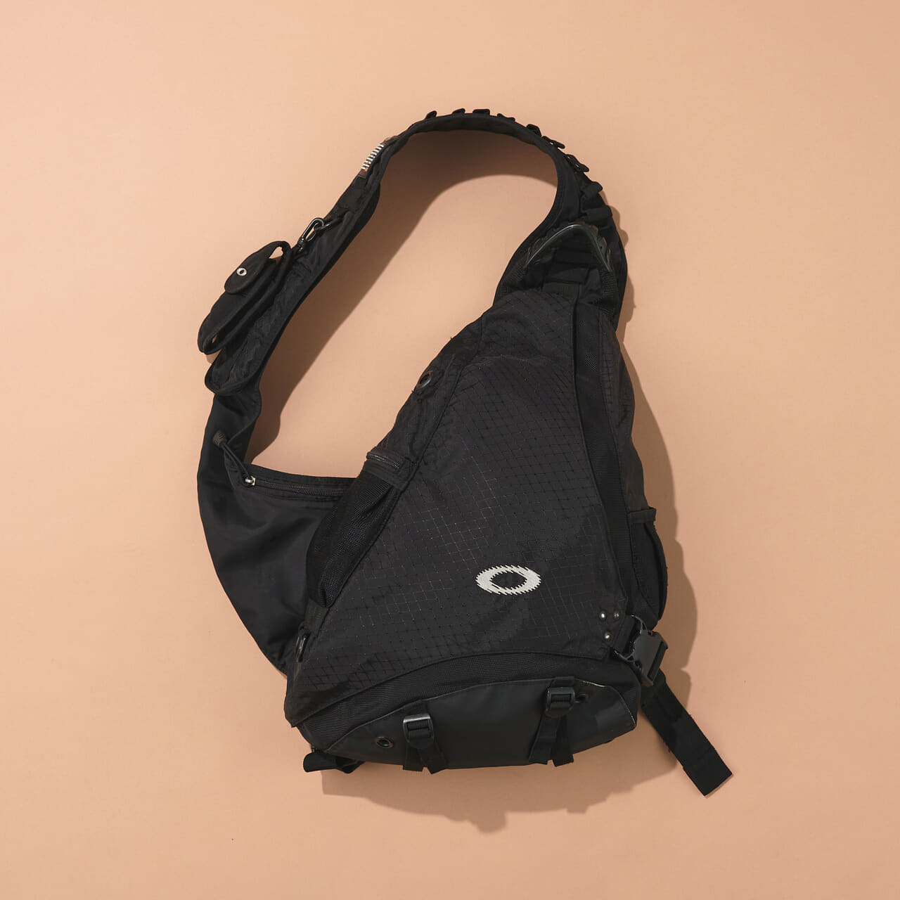 探している人が急増!? 2000年代「オークリー」の黒ショルダーバッグは