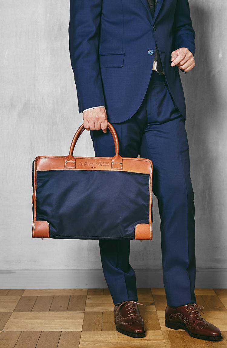 フェリージの人気鞄、ビジネスで使いやすい「紺×茶」を型違いで持ち