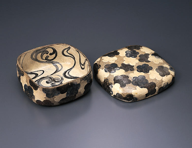 乾山銹絵染付梅波文蓋物 - MIHO MUSEUM