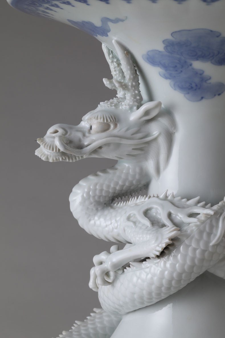 染付龍刻唐獅子牡丹文花瓶 ｜ みかわち焼 三川内焼- 総合サイト