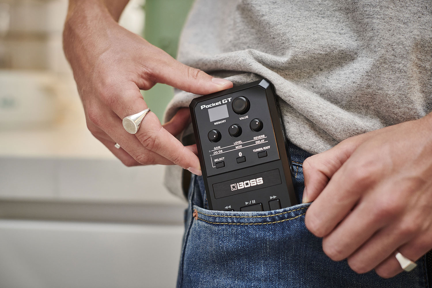 BOSSがYouTubeでセッションを楽しめるポケット・サイズのアンプ