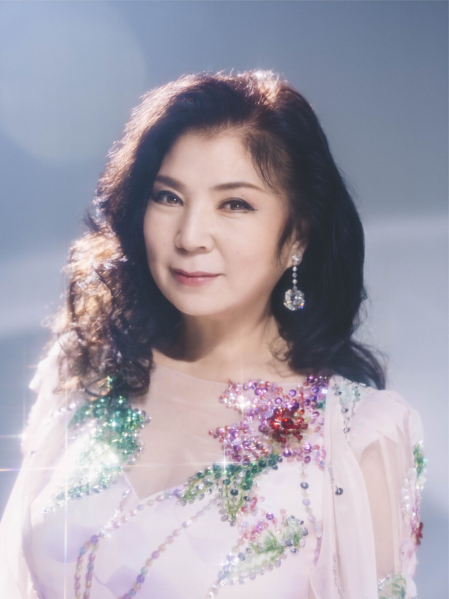 八代亜紀、デビュー50周年記念ベストアルバムのジャケで現代アート界の