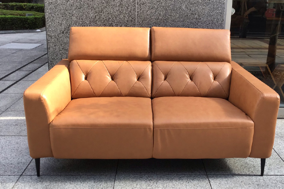 ミッドセンチュリーを感じさせる、高級感あふれる本革ソファ | NOCE