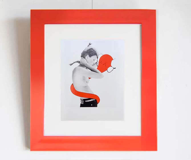 額装費だけでKAWSのオフィシャルポストカードは無料です！ ー