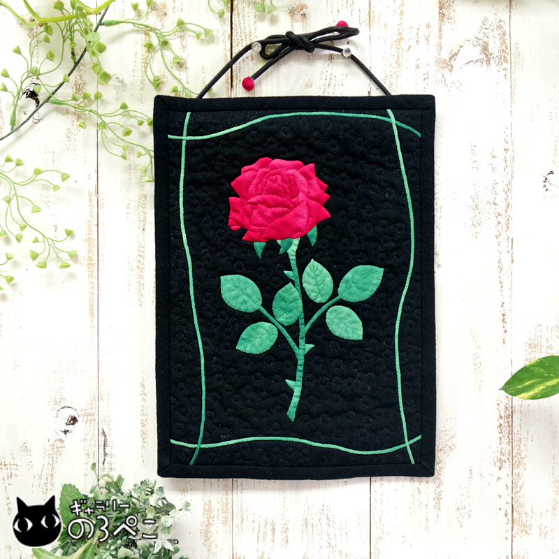深紅の薔薇のパッチワークキルトタペストリー | ギャラリーのろぺこ
