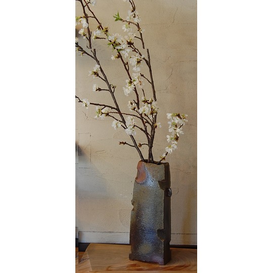 黒田儀男 備前かせ胡麻四方花器(箱付) Bizen vase with artist signed