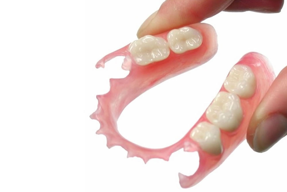 しっかり噛める入れ歯が評判｜さいたま市見沼区の歯医者｜七里KT歯科