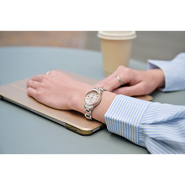 xC hikari collection 光発電エコ・ドライブ電波時計 Titania Happy