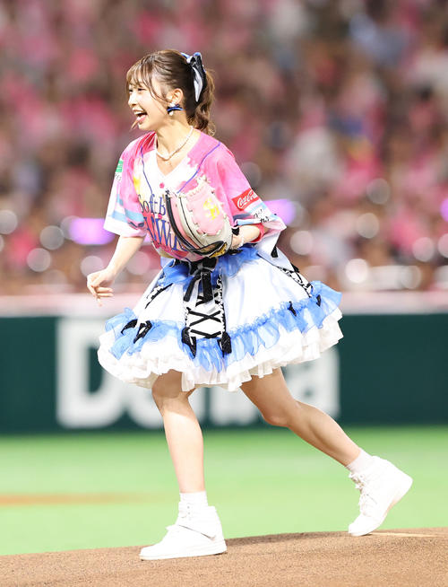 ソフトバンク】とき宣・辻野かなみが始球式に登場 ノーバン狙うも