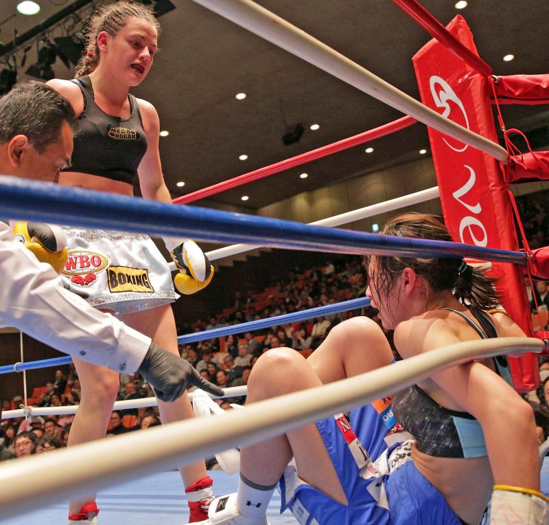 高野人母美 鼻血、悔し涙…KO負け王座奪取失敗 - ボクシング : 日刊