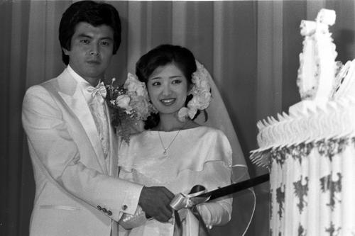 歌手の山口百恵と俳優の三浦友和が結婚式／今日は？ - 社会写真