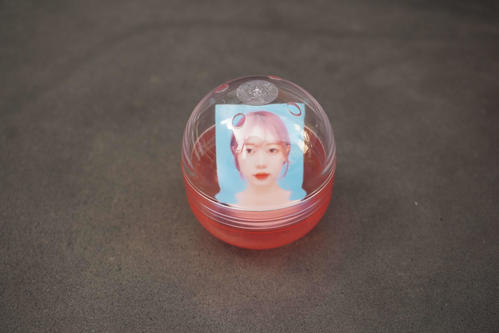 イケメンよりもおじさん狙い カプセルトイ「赤の他人の証明写真」が