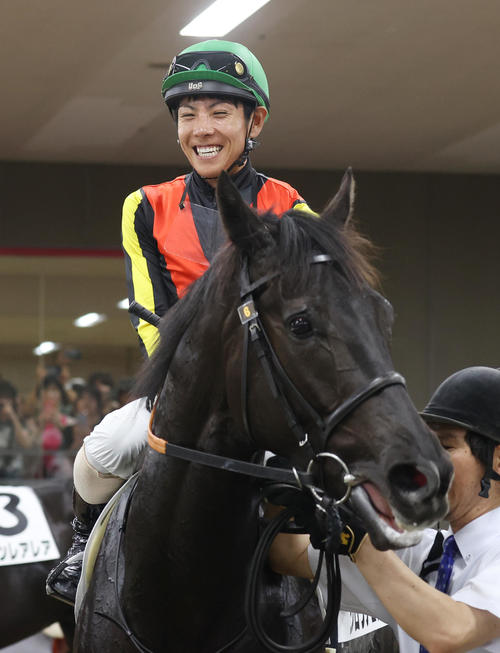東京芝千八の新馬戦レコード！キタサンブラック産駒クロワデュノールが