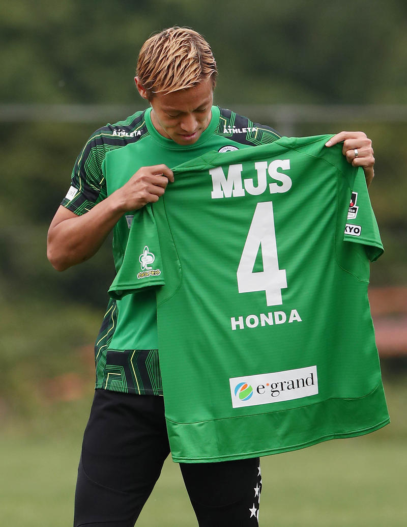 本田圭佑が東京V最後の練習、背番4ユニ贈られる - 日本代表 : 日刊