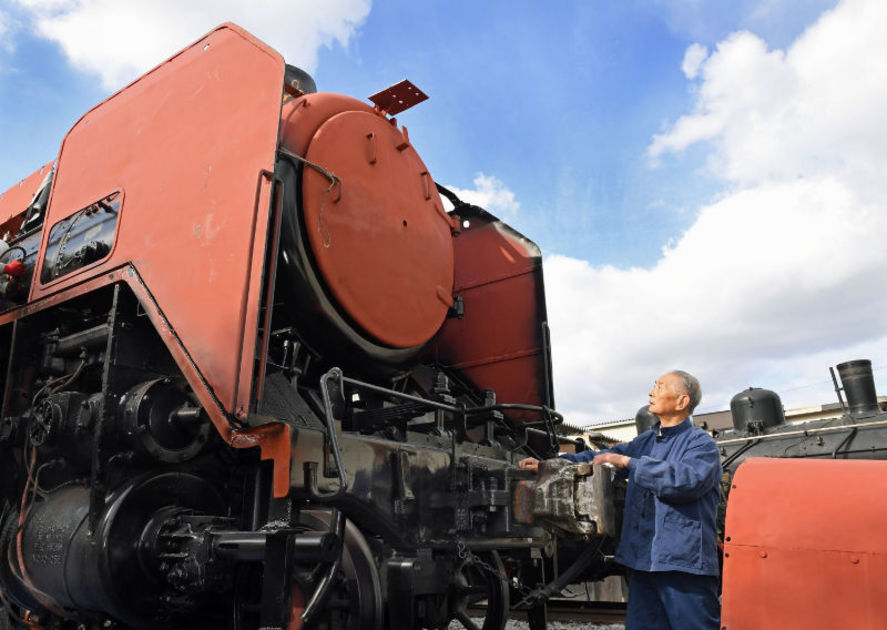 復元中の「D51形」蒸気機関車を見つめ、「SLが走る姿は躍動感があって