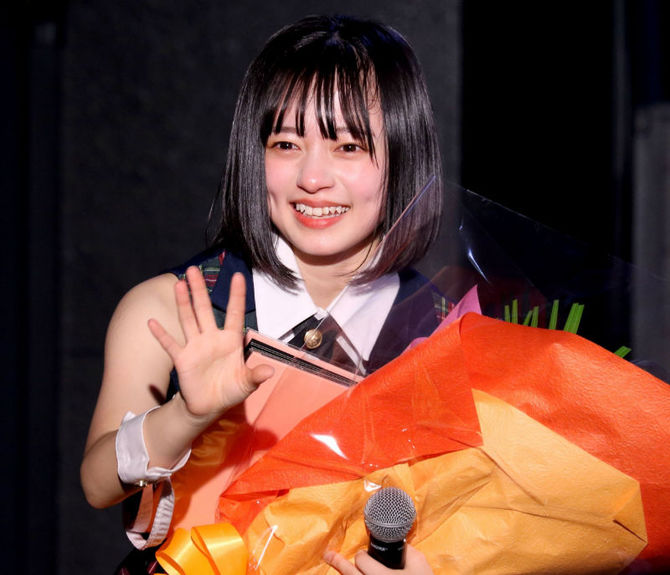 卒業公演で躍動するHKT48の上島楓＝2021年1月7日（撮影・古川泰裕