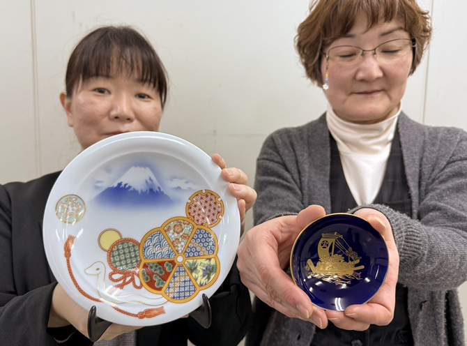 佐賀・有田焼の窯元・深川製磁が新年のえと「巳」の縁起皿｜【西日本