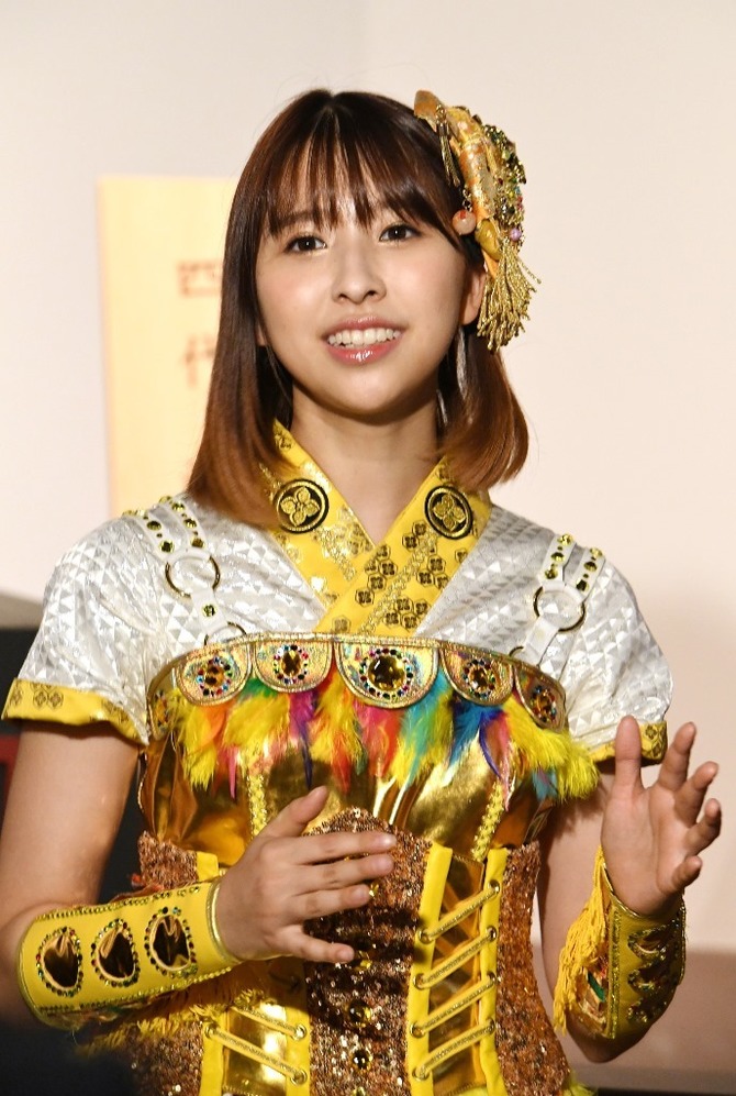 会場にサインをして笑顔を見せる「室町将軍」展オフィシャル