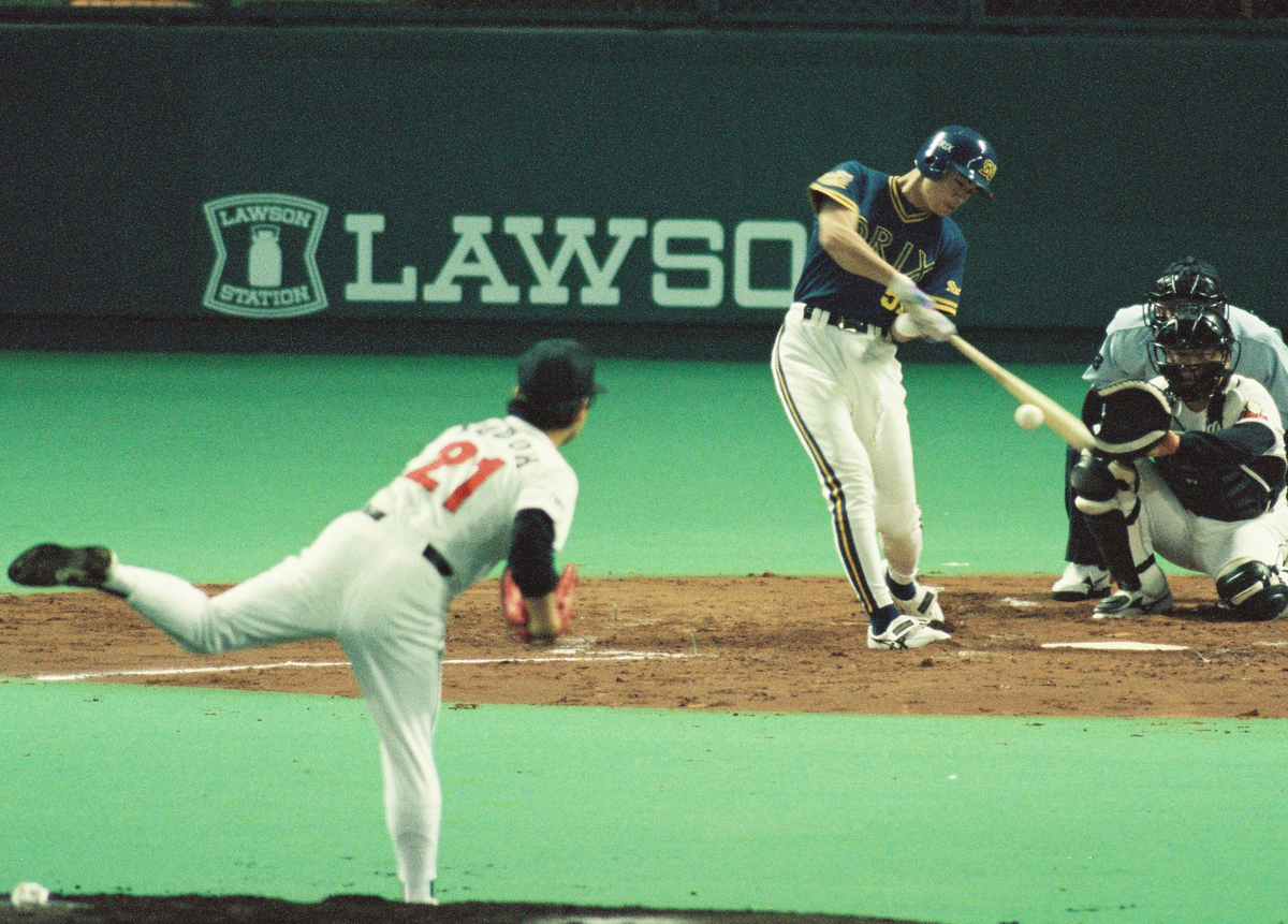 工藤さんから安打を放つオリックスのイチロー選手＝1995年4月