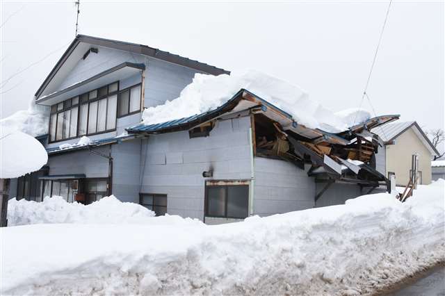 大館市の民家、雪の重みで一部倒壊 JAあきた北は「豪雪災害対策本部