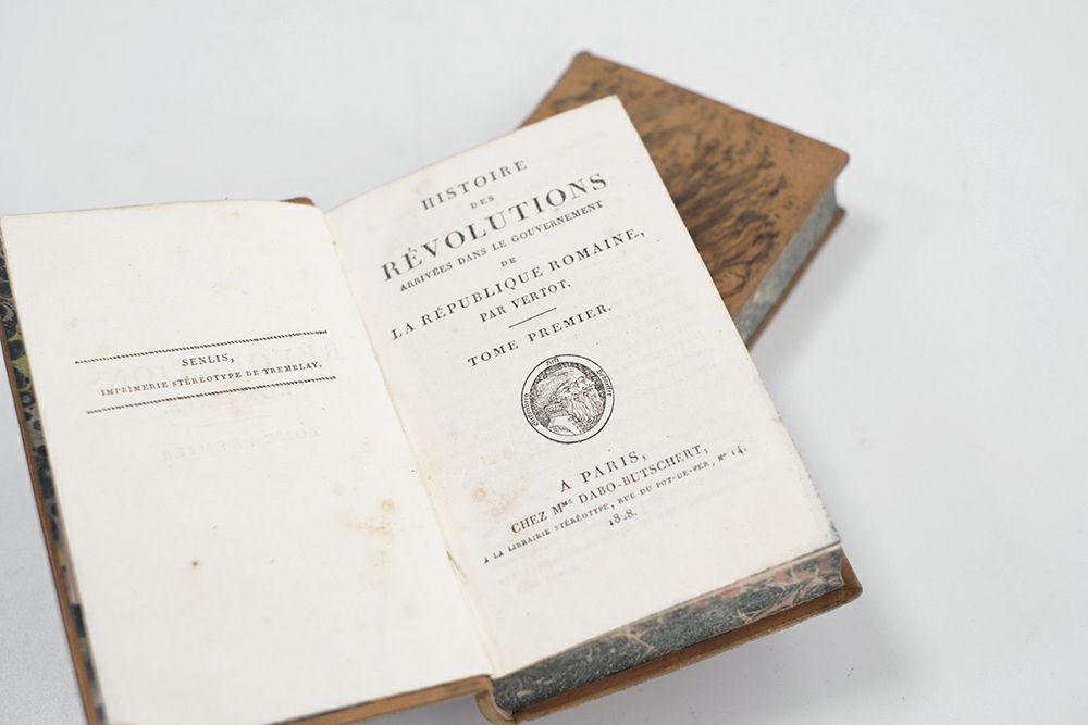 アンティークブック 1828年 200年前のフランスで発行された革背表紙の