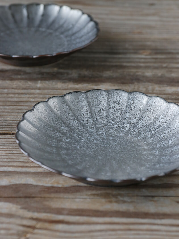 陶悦窯 菊4.5寸皿 黒柚子銀塗り