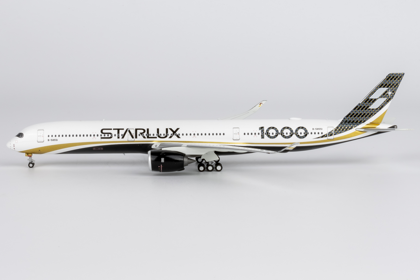 ScaleModelStore.com :: NG Models 1:400 - 57026 - Starlux Airlines