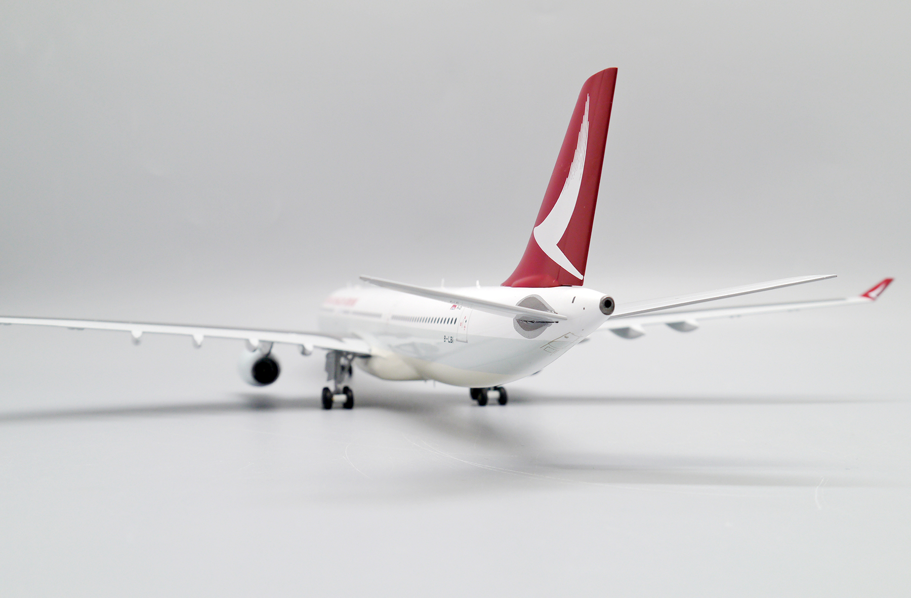 ScaleModelStore.com :: JC Wings 1:200 - EW2333008 - Cathay Dragon
