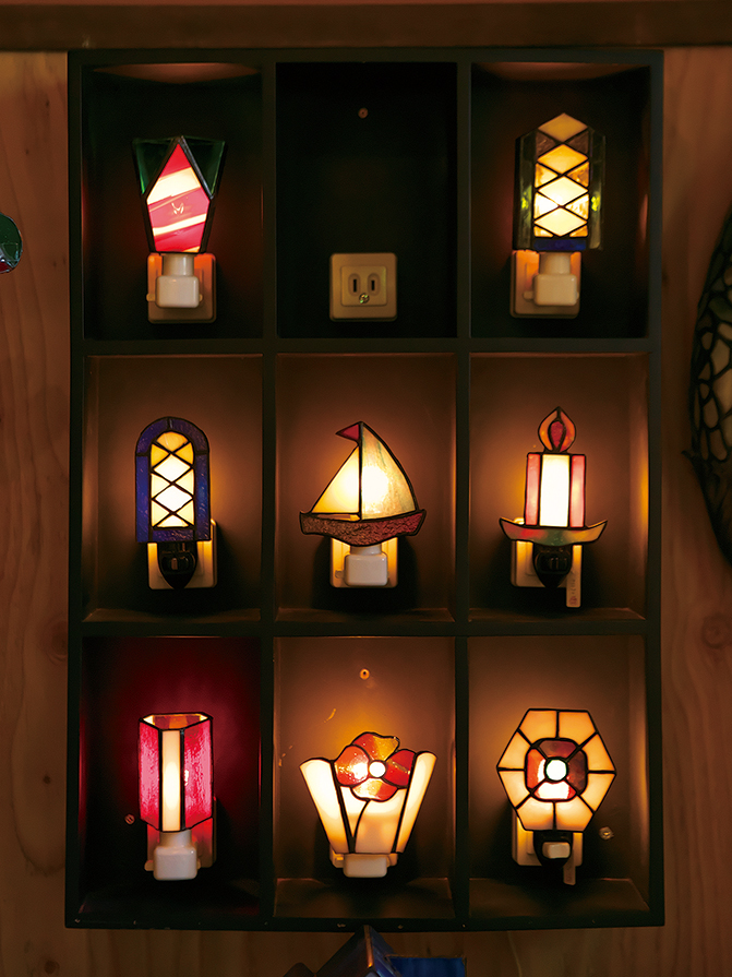 ステンドグラスギャラリー 薔薇の木】きらきらと幻想的に光り輝く夫婦