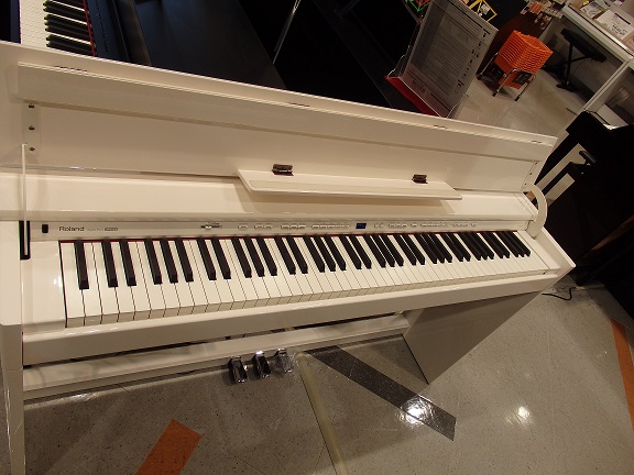 電子ピアノ】展示品1台限りのお買い得品をご紹介！Roland DP90(白塗