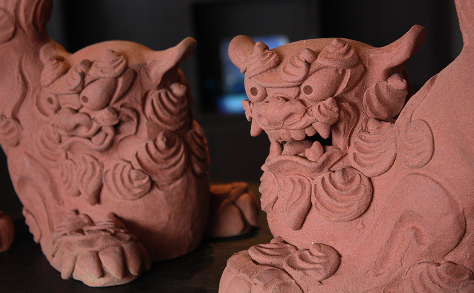 伏せ横赤焼きシーサー H25 作宮城勝人