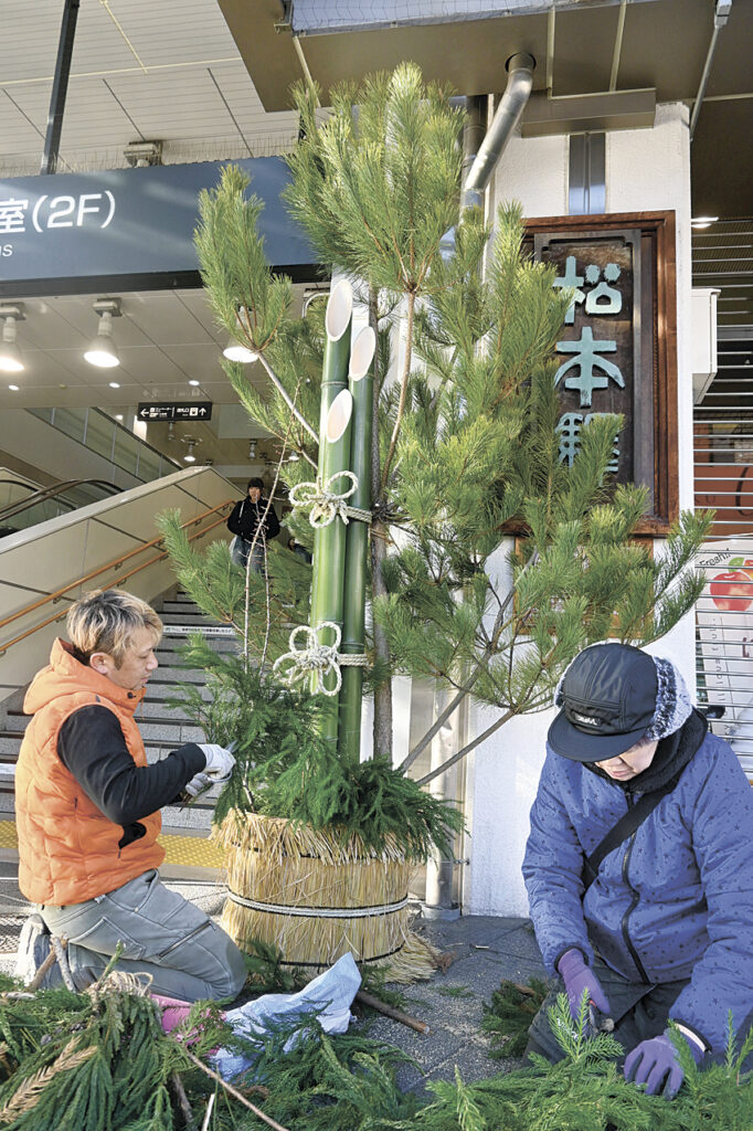 高さ3メートル 巨大門松設置 松本駅 – 市民タイムス
