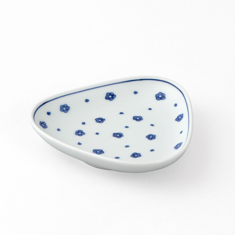 染付梅小紋割 小皿（三角型） ｜ 有田焼の源右衛門窯公式オンライン