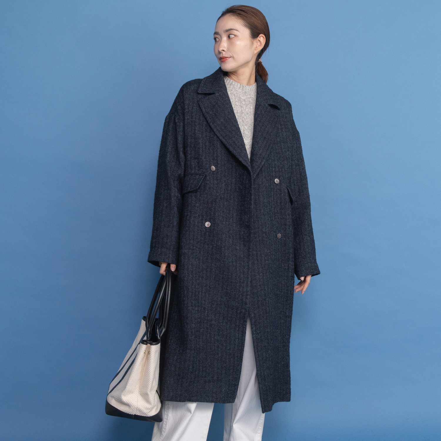 レア ジェム ヘリンボーンウールで 優雅に軽やかに羽織る ダブル