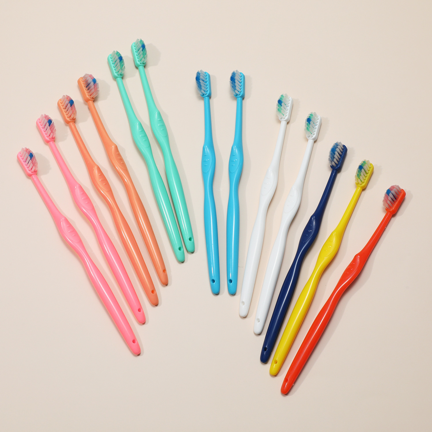 ピラミッド形状とタフトで 効率的に汚れを落とす！ “奇跡の歯ブラシ