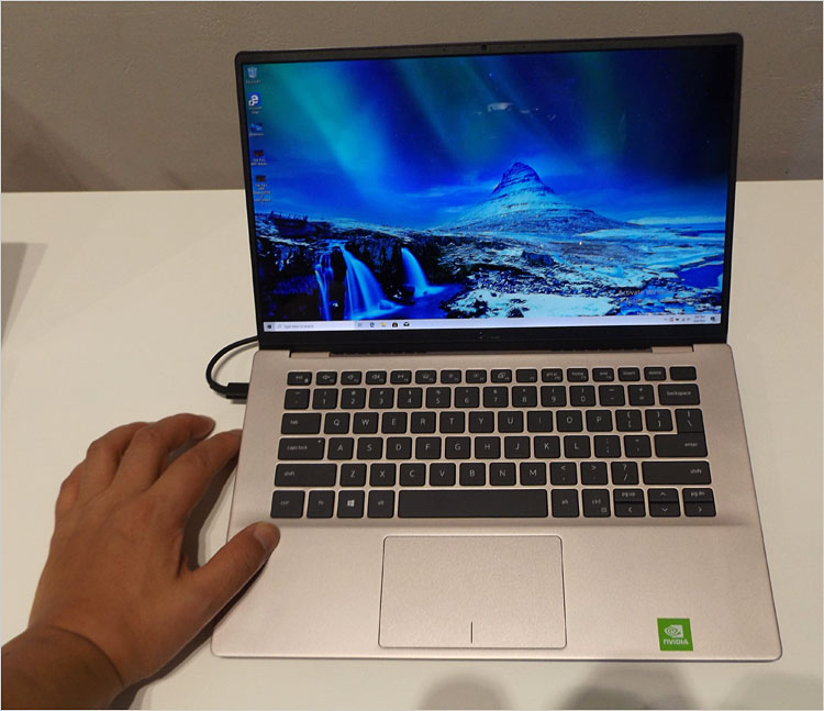 Inspiron 14-7490のカラーバリエーション【アイス・ベリー】