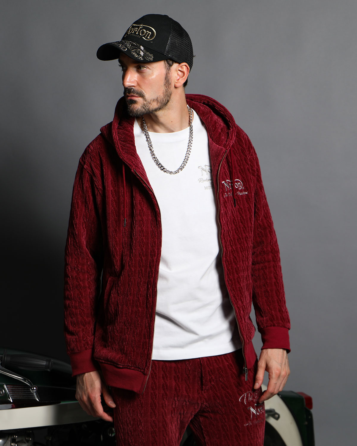 光沢と刺繍で魅せる、大人のベロアセットアップ Velour Two Piece